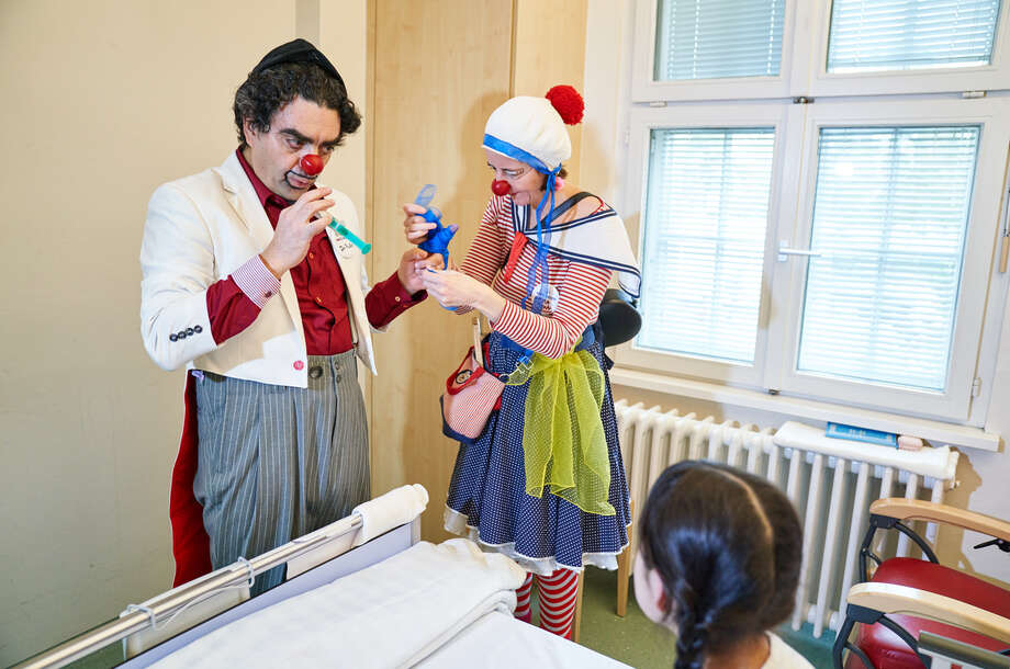 Rolando Villazón besucht als Clown Dr. Rollo gemeinsam mit ROTE NASEN Clowns Emma Dilemma herzkranken Kinder im Deutschen Herzzentrum der Charité.