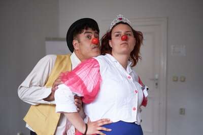 Zwei Clowns die beim Clowncamp miteinnander spielen 