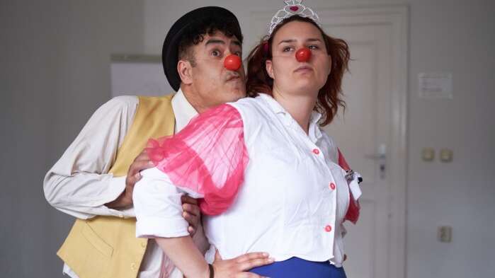 Rote Nasen trainieren Zwei Clowns die beim Clowncamp miteinnander spielen
