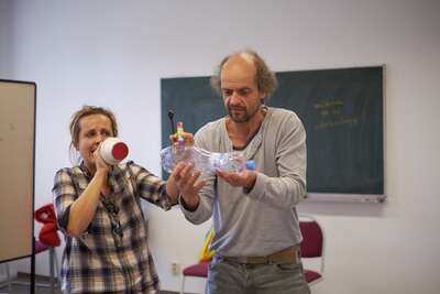 Zwei Clowns die zusammen beim Clowncamp spielen