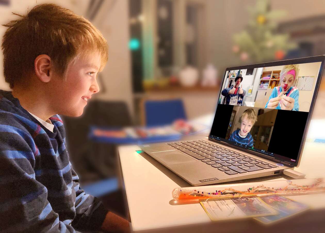 Ein Kind in Quarantäne bekommt über Zoom Besuch von den ROTE NASEN Onlineclowns und lacht fröhlich