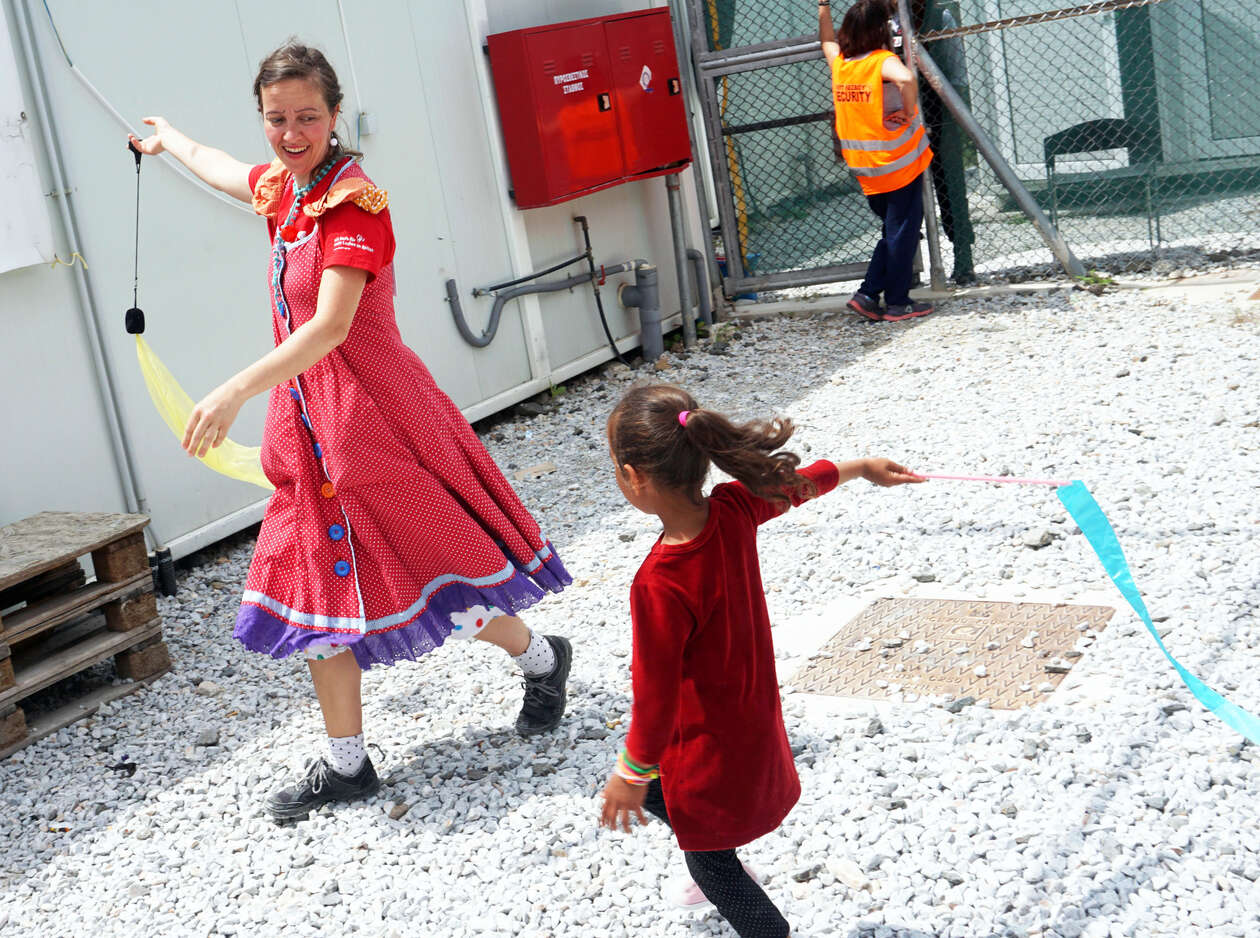 ROTE NASEN Klinikclown Luciana Arcurri tanzt mit einem geflüchteten Mädchen Flüchtlingsmädchen in einem Flüchtlingscamp für Refugees in Lesbos, Griechenland