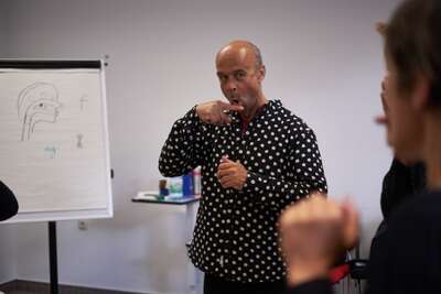 Stefan gibt einen Workshop im Clownscamp