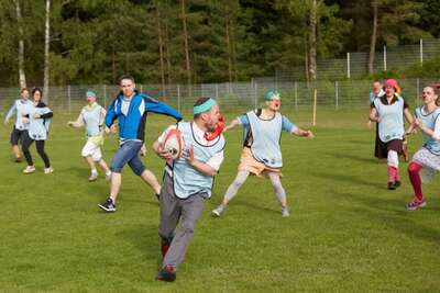 Clowns die Fußball spielen 