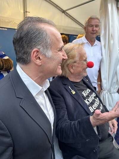 Frank Zander posiert mit roter Nase.