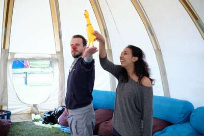 Zwei Clowns die zusammen im Clownscamp spielen 