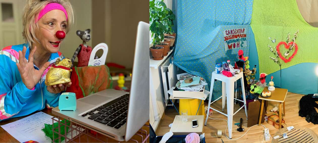 Eine Collage aus einem Clown, der vor einem Laptop sitzt und in den Bildschirm winkt und Requisiten, die in einem Wohnzimmer liegen