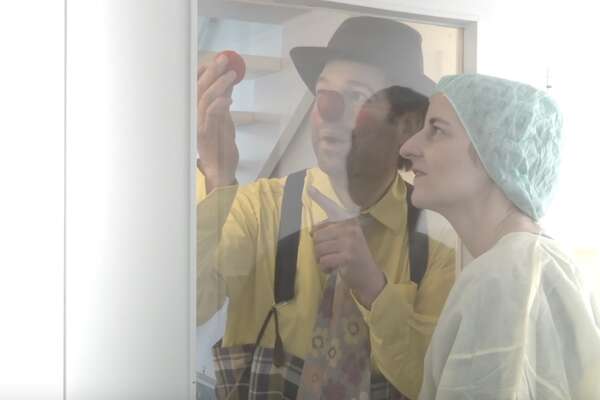 Ein Filmstill zeigt ROTE NASEN Clown Leopold Altenburg und Juliane Altenburg verkleidet als Pflegerin