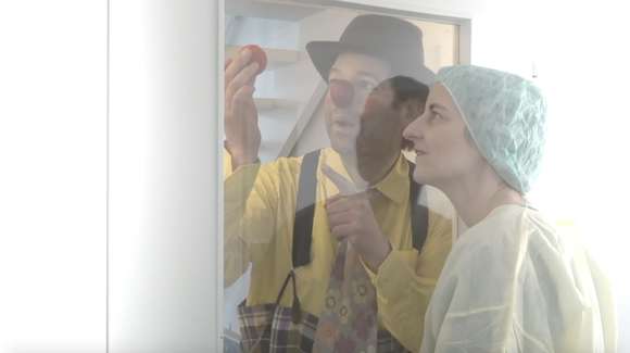 Ein Filmstill zeigt ROTE NASEN Clown Leopold Altenburg und Juliane Altenburg verkleidet als Pflegerin
