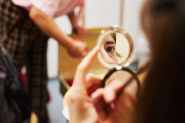 ROTE NASEN Künstlerin bereitet sich auf ihre Clownvisite vor. 