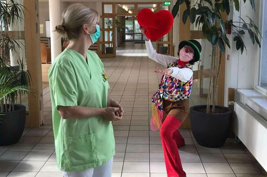 Pflegerin und Clown