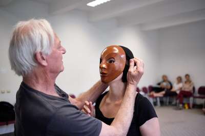 Beim Clowncamp kriegt jemand eine Maske aufgesetzt 