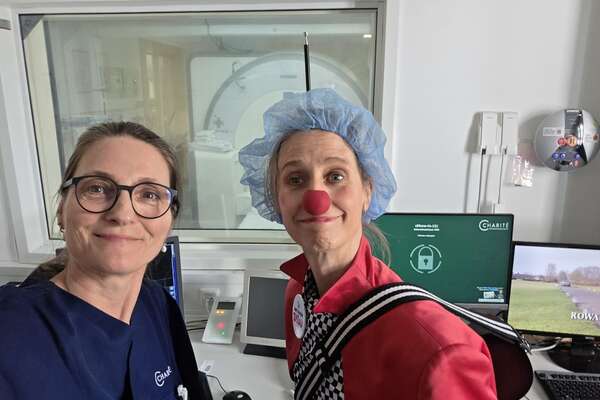 Ulrike Seyfarth mit ROTE NASEN Clowns Zazou stehen vor dem MRT und machen ein Selfie.