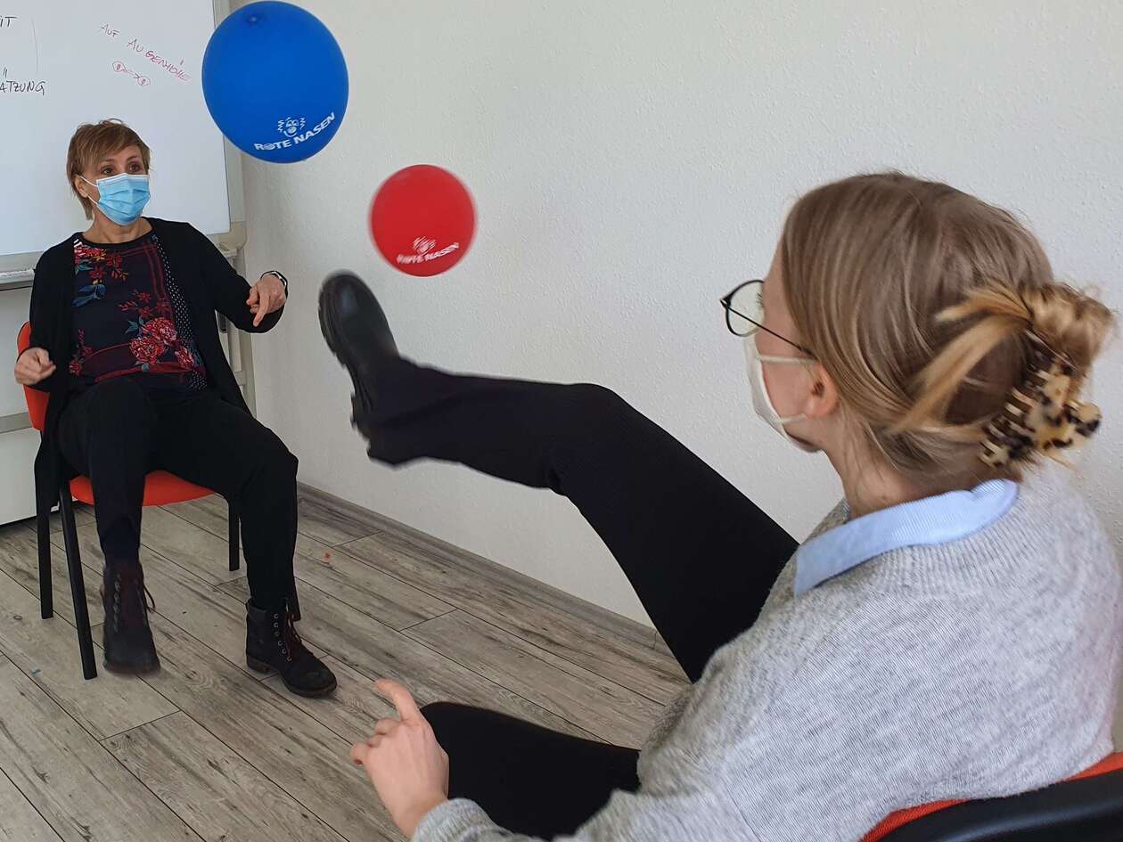 Teilnehmerin beim Coaching für Pflegekräfte ROTE NASEN Humoragenda spielt mit Luftballons