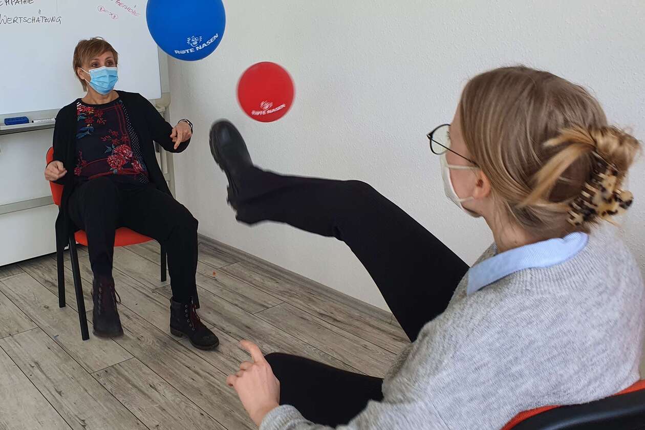 Teilnehmerin beim Coaching für Pflegekräfte ROTE NASEN Humoragenda spielt mit Luftballons