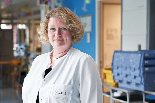 Porträtbild von einer Ärztin.