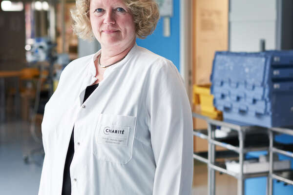 Porträtbild von einer Ärztin.