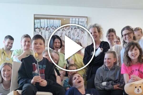 Videovorschaubild mit Playbutton von einige Pflegepersonen beim Lachen.
