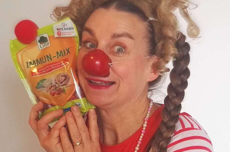 Ein Bild von der Künstlerin im Clownskostüm Antonia