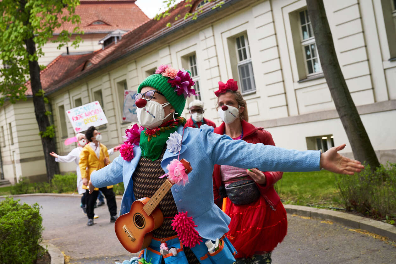 ROTE NASEN Clownparade zum fünfzehnjährigen Geburtstag der Klinikclowns im Deutwschen Herzzentrum Berlin.