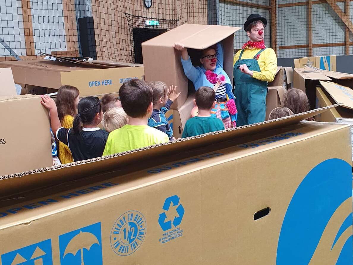 Hochwasserhilfe für betroffene Kinder in der Region Stolberg Vicht. Jungen und Mädchen bauen mit ROTE NASEN Clowns ihr Wohnzimmer aus Pappkartons nach.