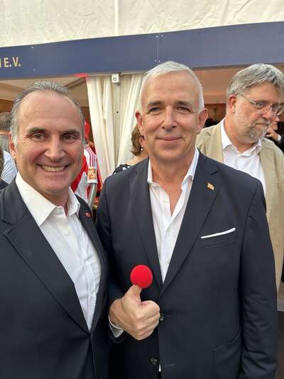 Der Chef von Union posiert mit roter Nase.