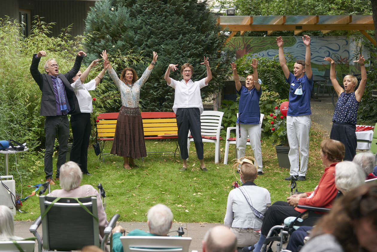 Teilnehmerinnen der ROTE NASEN HumorAgenda im Garten der Pflegeeinrichtung Anlagenring in Frankfurt am Main.