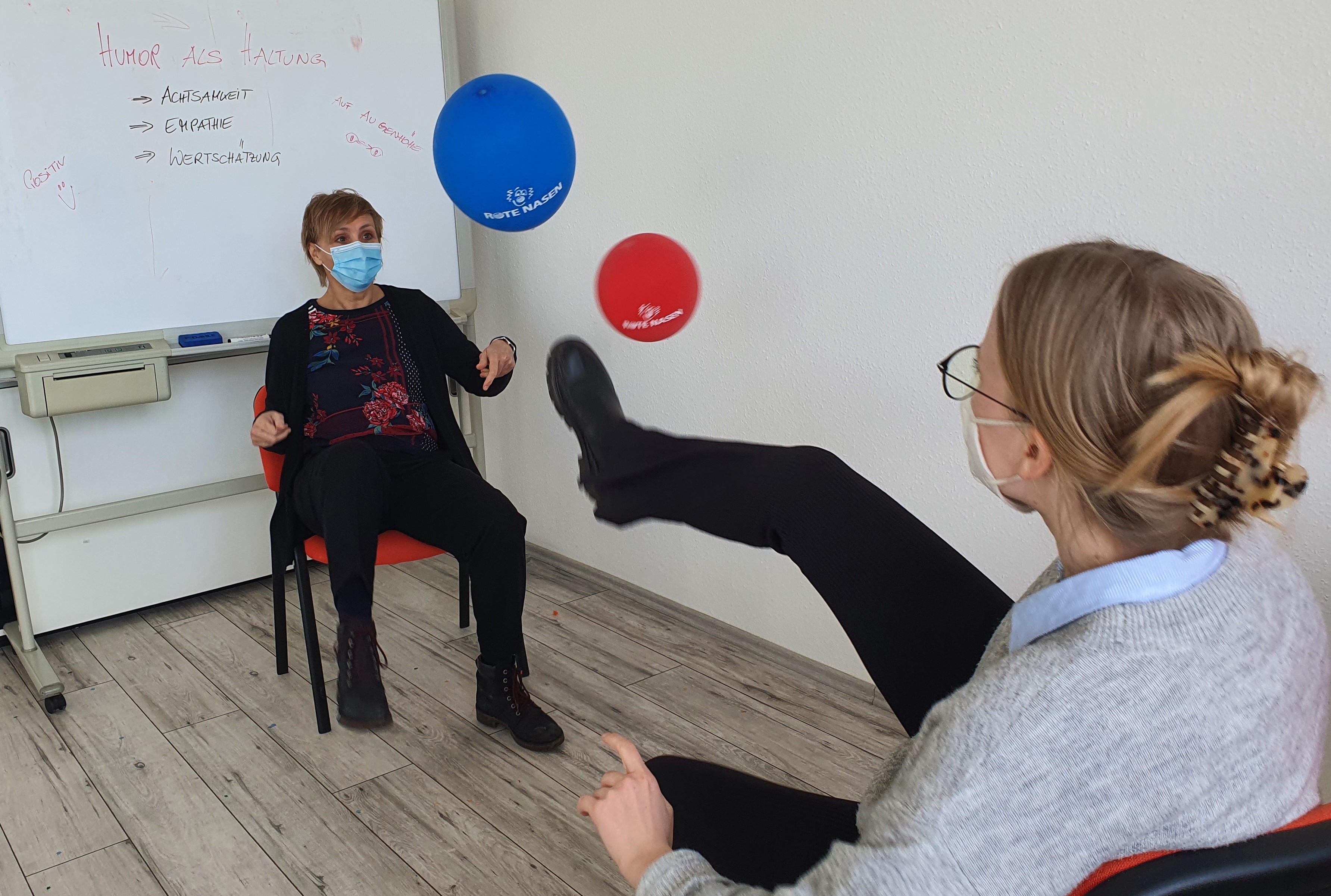 Teilnehmerin beim Coaching für Pflegekräfte ROTE NASEN Humoragenda spielt mit Luftballons