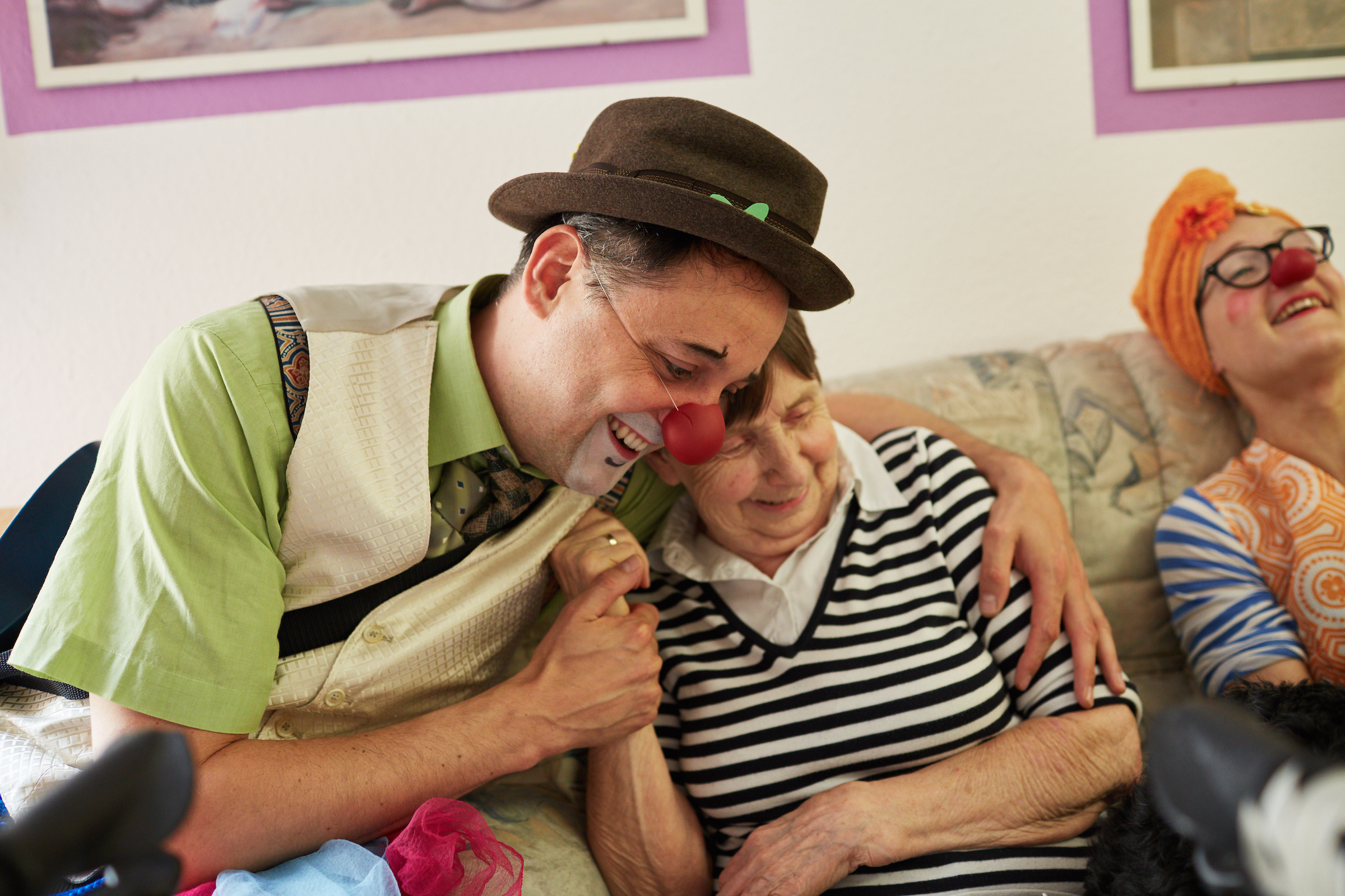 Ein Colwn hat im Pflegeheim eine ältere Dame in seinem Arm
