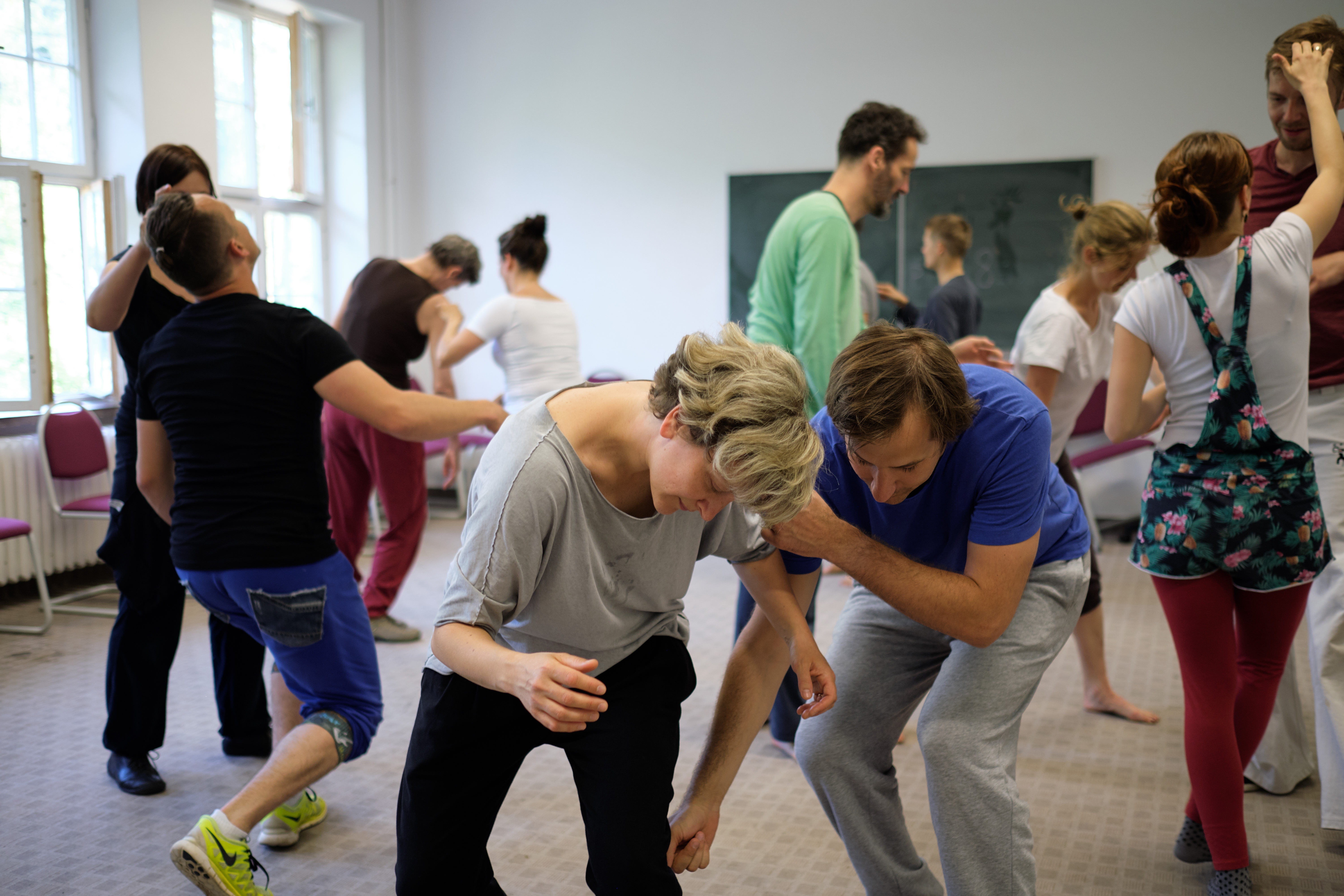 Die Clowns spielen ein spiel bei ihrer Aubildung 