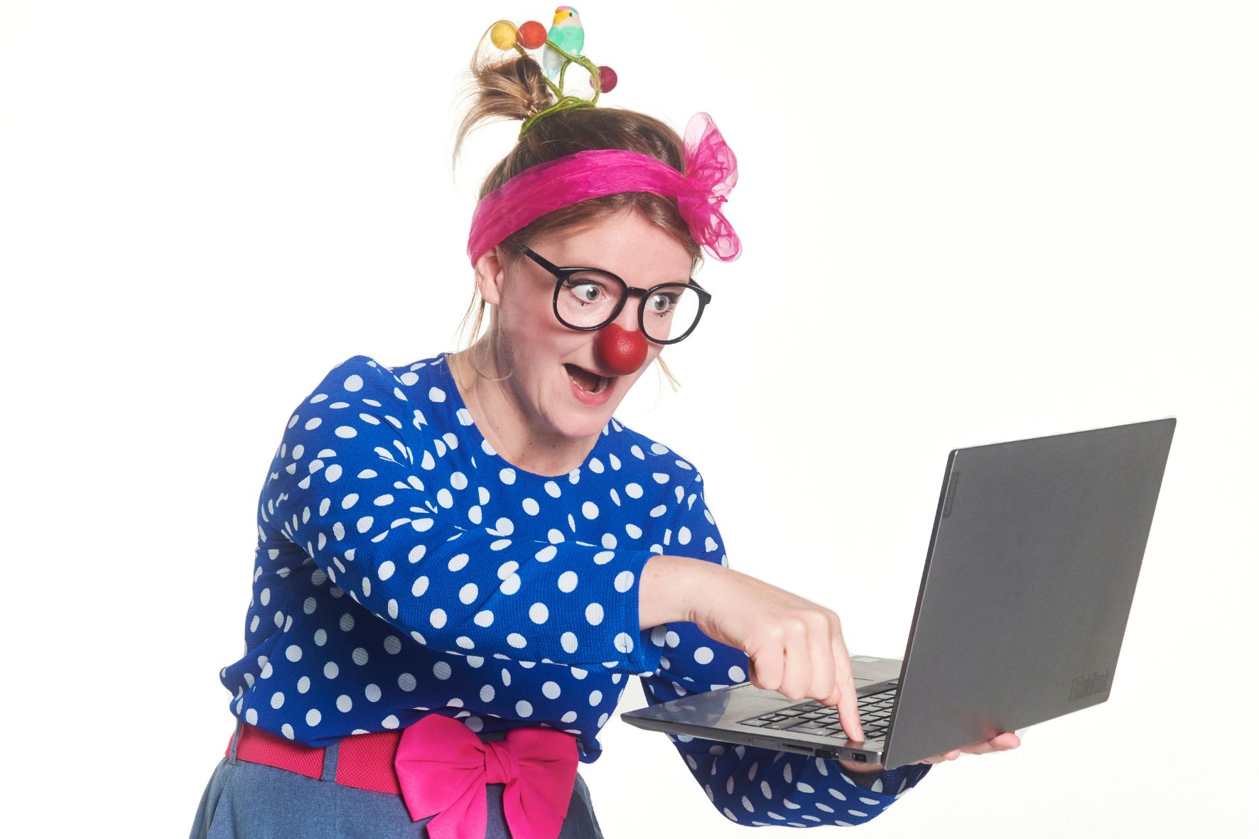 Clown tippt auf einen Laptop