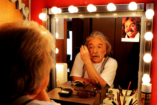 Bernhard Paul wie er sich für seine Clowns Rolle schmickt