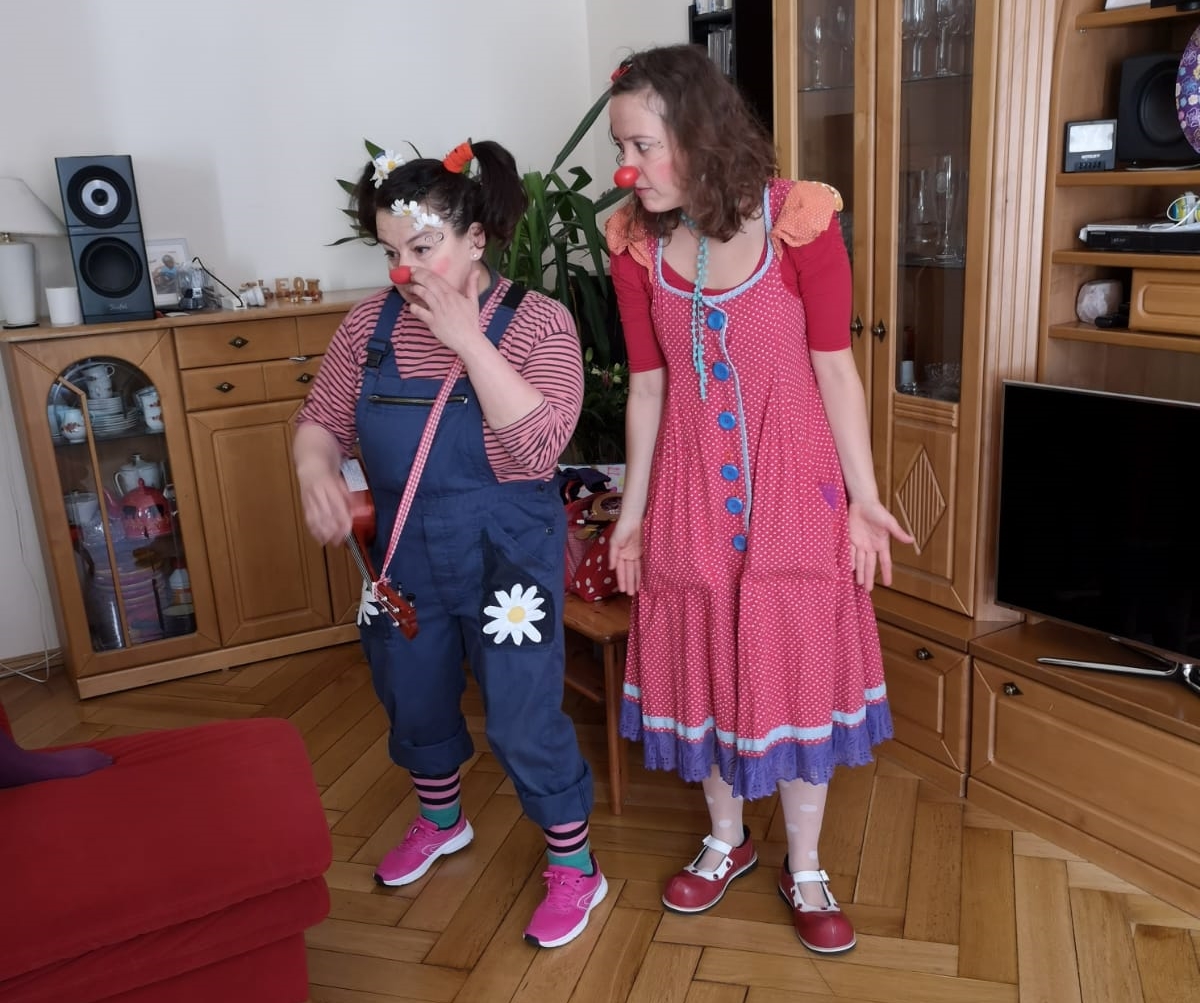 Zwei Clowns stehen in dem Wohnzimmer von einem Jungen der Geburtstag hat 