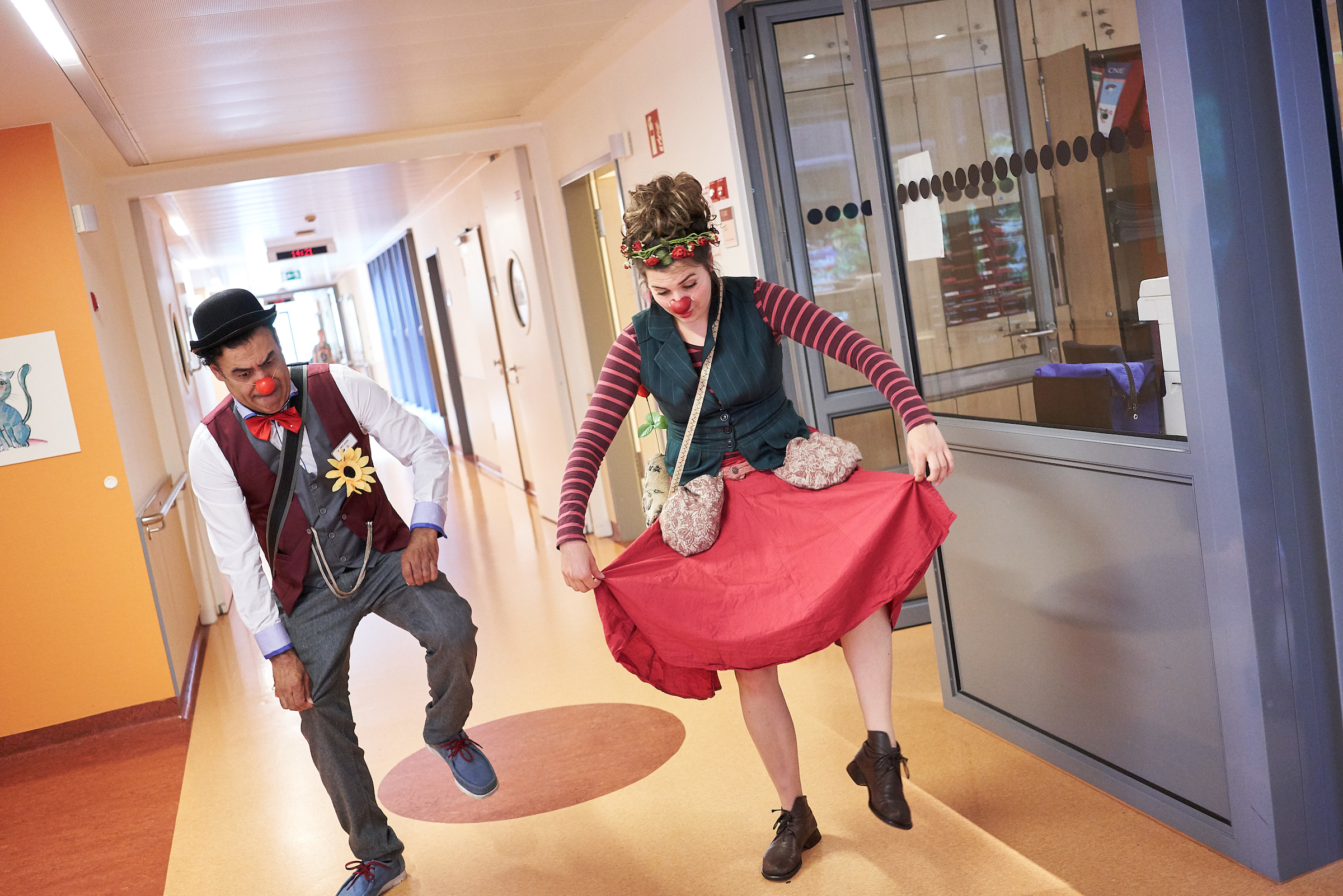 Zwei Klinikclowns hüpfen durch die gänge der Klinik