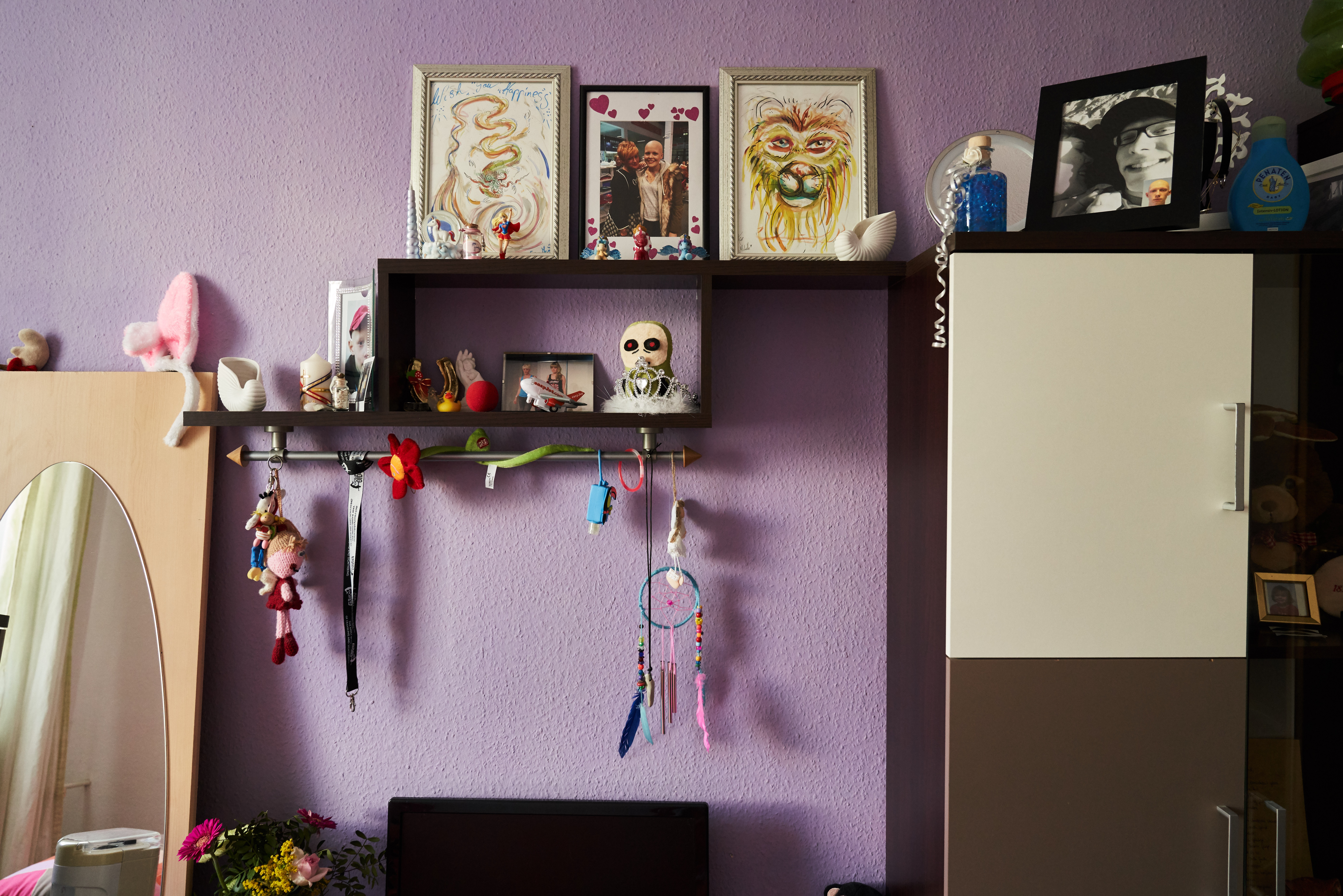 Wandregale mit Fotos und Büchern. 