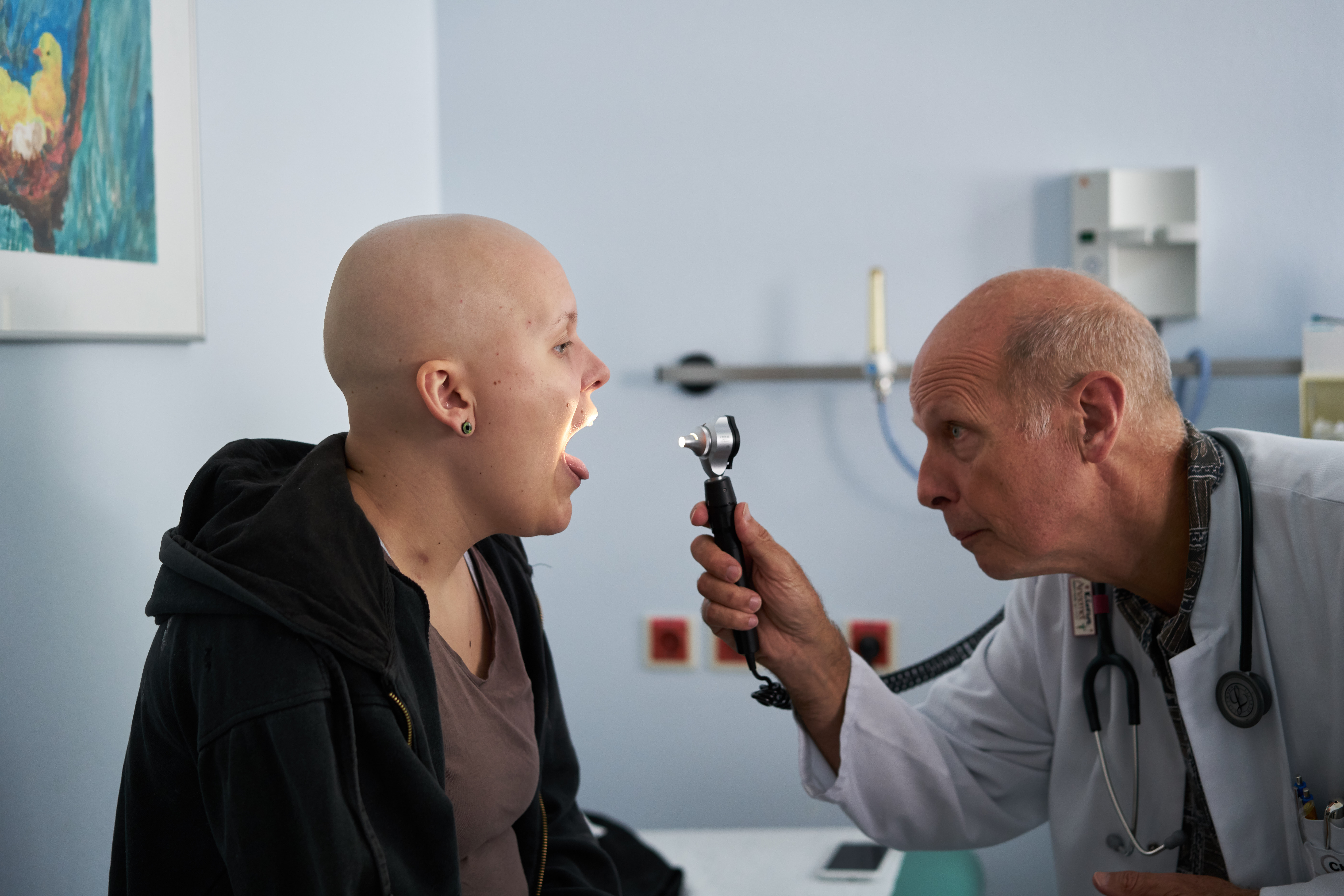 Michelle wird vom Arzt untersucht.