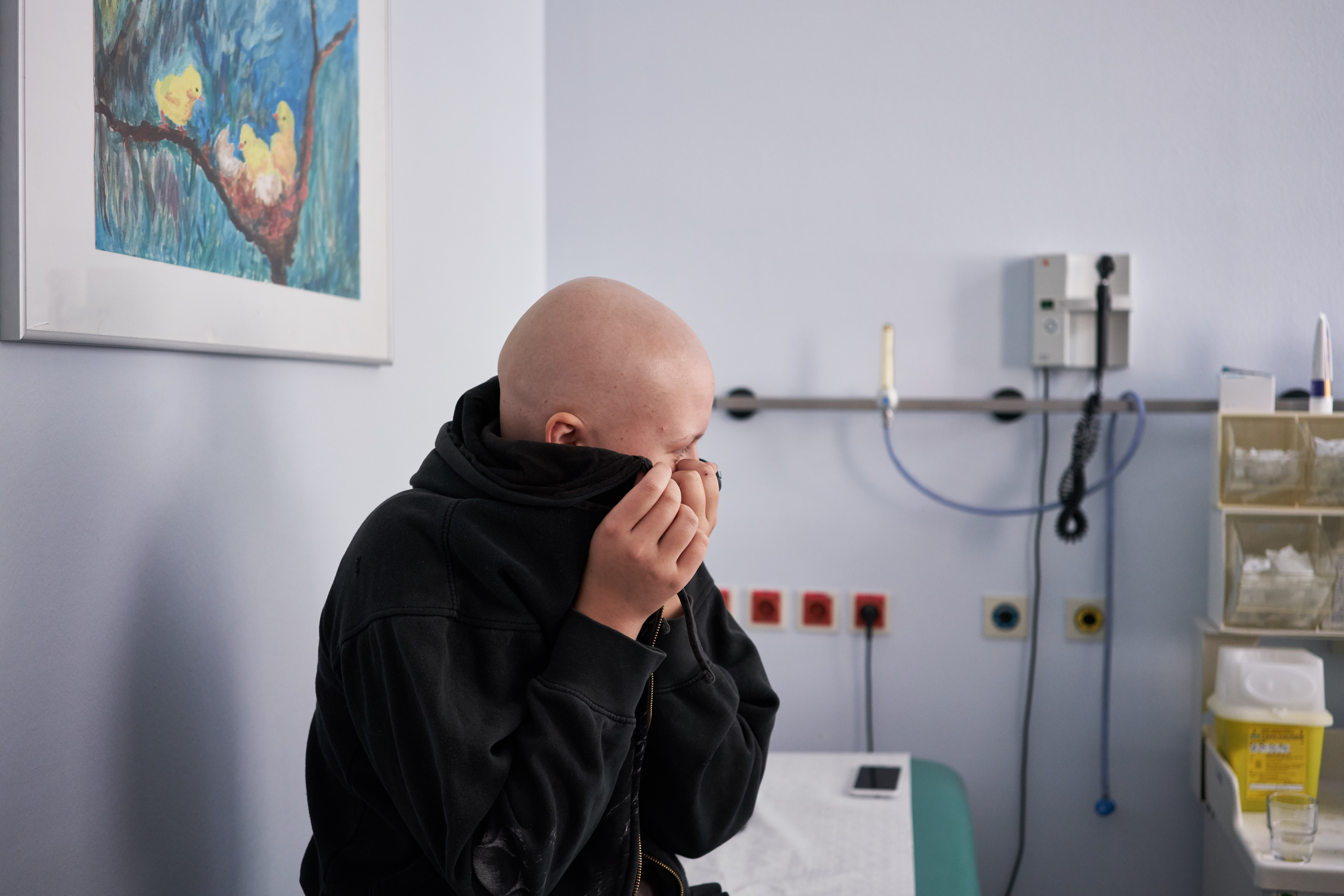 Michelle wartet im Krankenzimmer. 