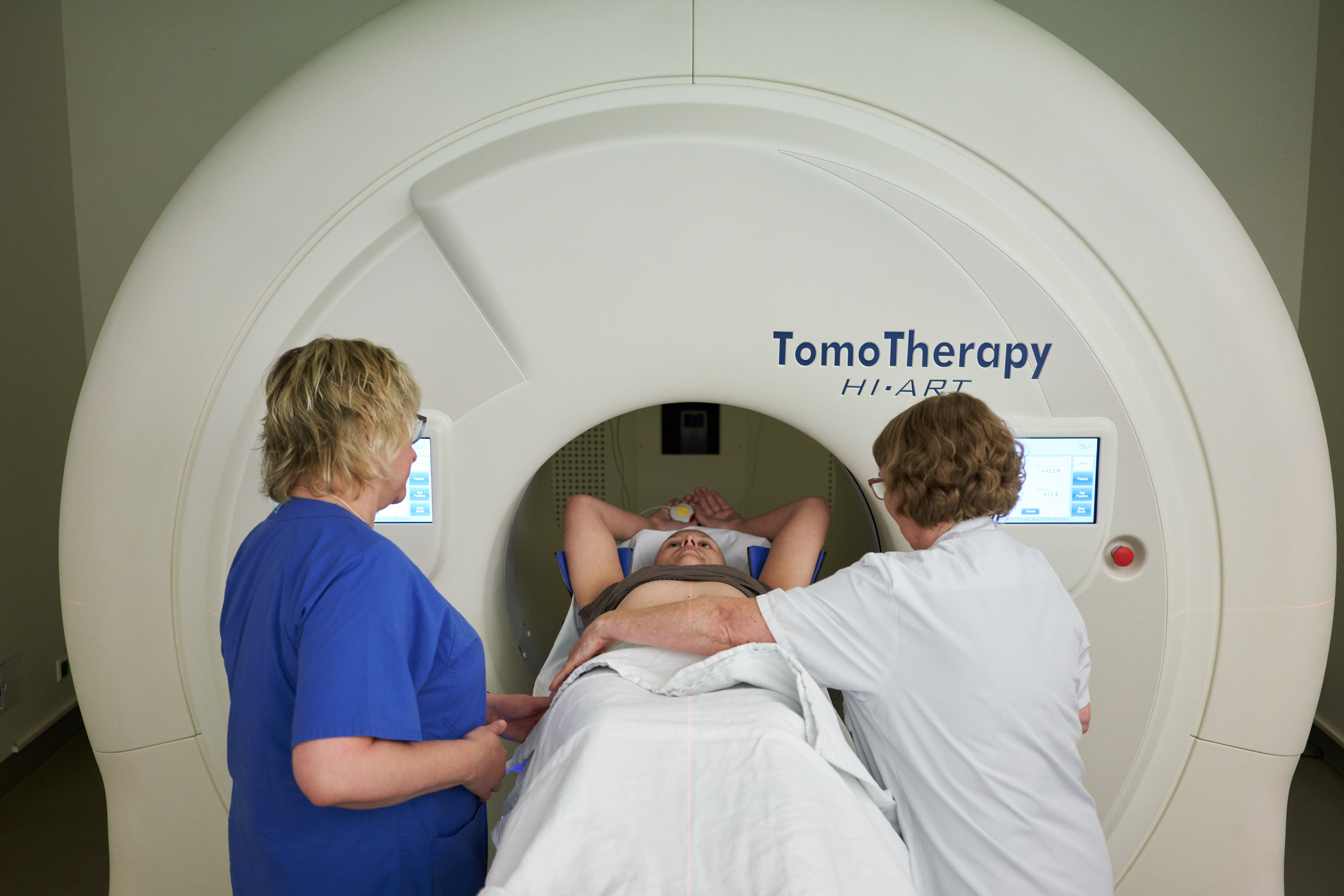 Eine Ärztin und eine Pflegekraft helfne Michelle im CT. 