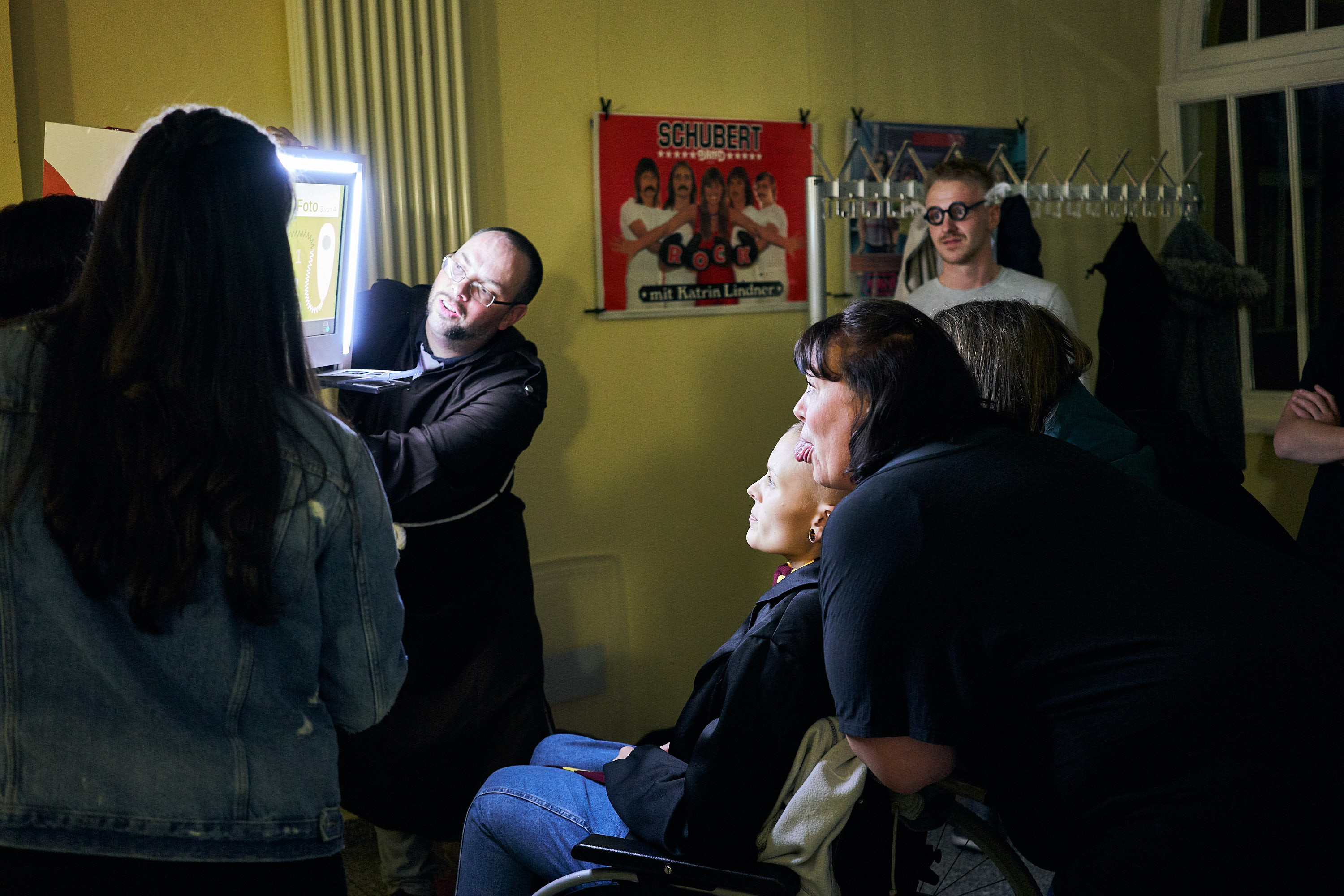 Michelle und ihre Mutter lassen sich von einer Fotomaschine fotografieren