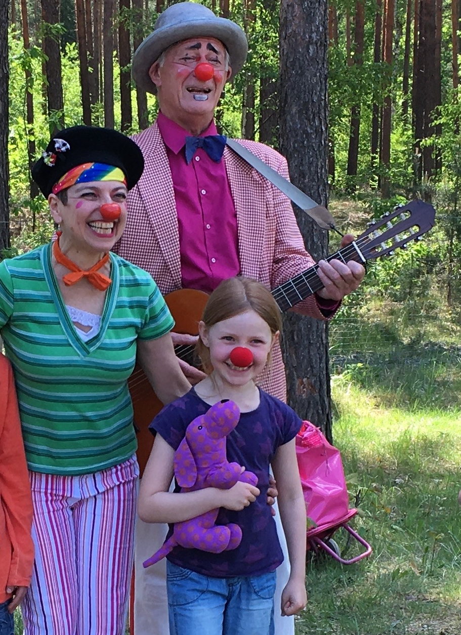 Die Clowns machen ein gruppen Foto mit der Familie Schubert 