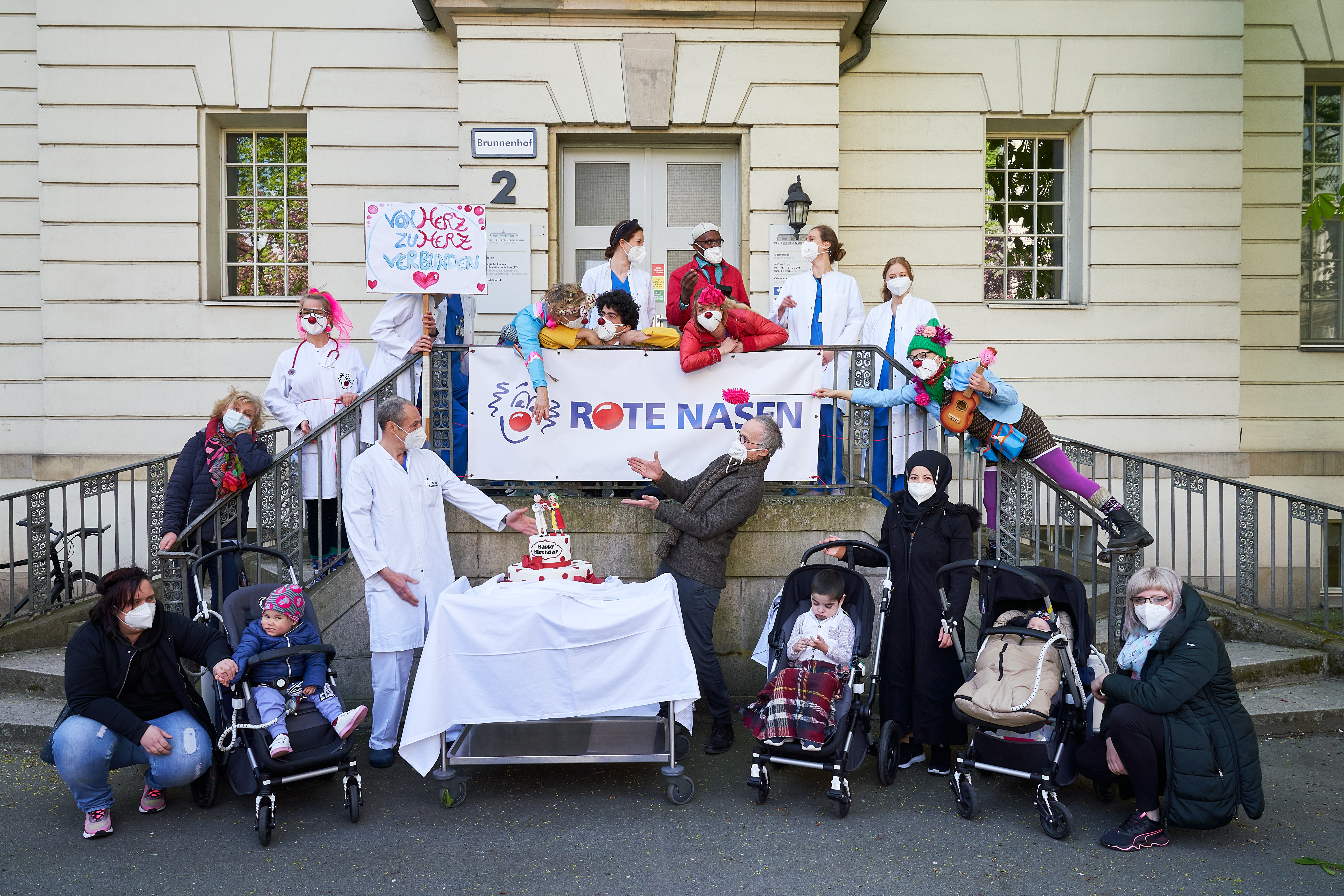 Gruppenbild mit Ärztinnen und Ärzten, herzkranken Kindern und den Klinikclowns von Rote Nasen zum 15 jährigen GEburtstag der Clowns im Deutschen Herzentrum Berlin.