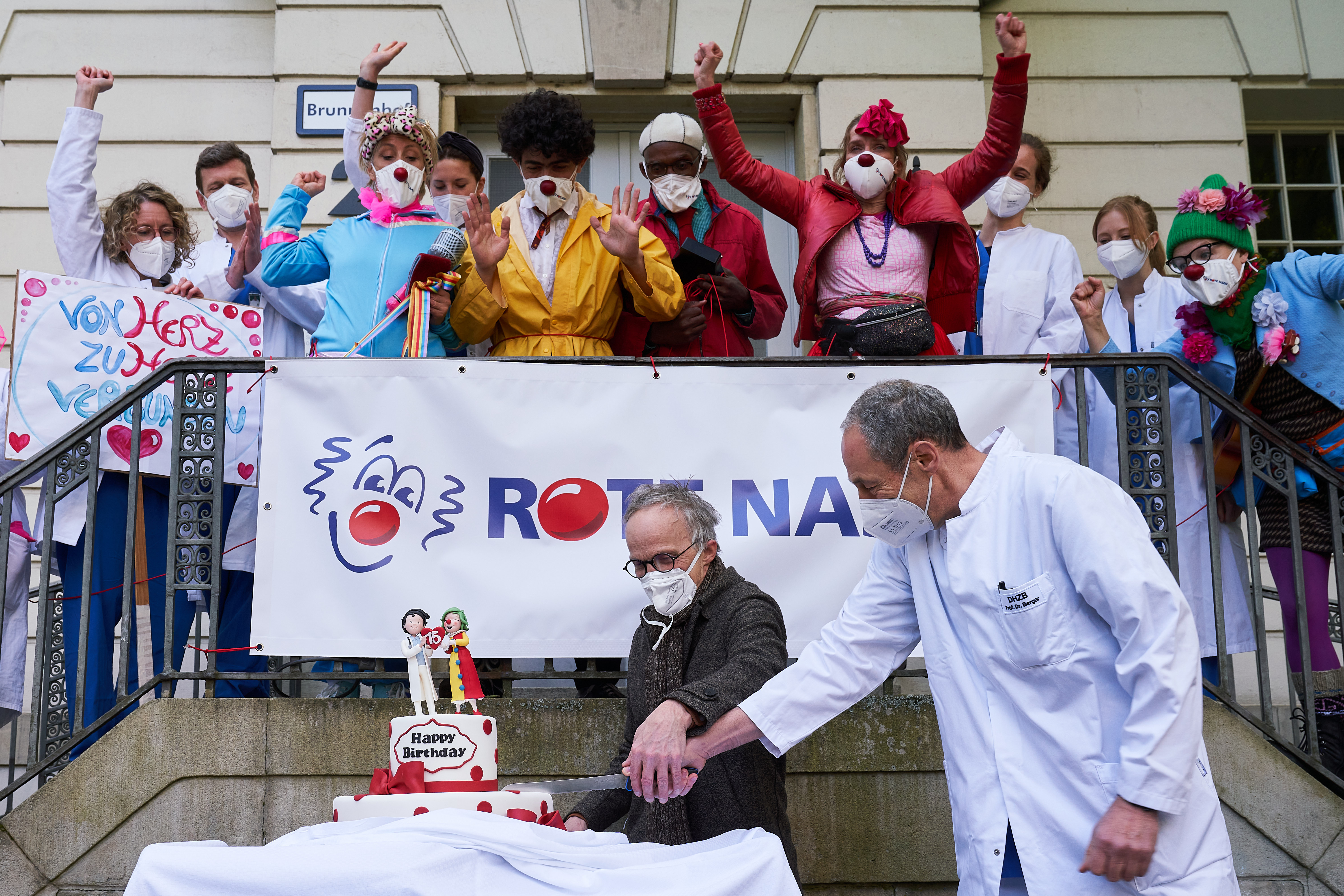 Reinhard Horstkotte, künstlerischer Leiter von ROTE NASEN Deutschland und Professor Doktor FElix Berger, Direktor der Klinik für angeborene Herzfehler am Deutschen Herzzentrum, beim Tortenanschnitt zum 15 jährigen Geburtstag der Klinikclowns im Herzzentrum.