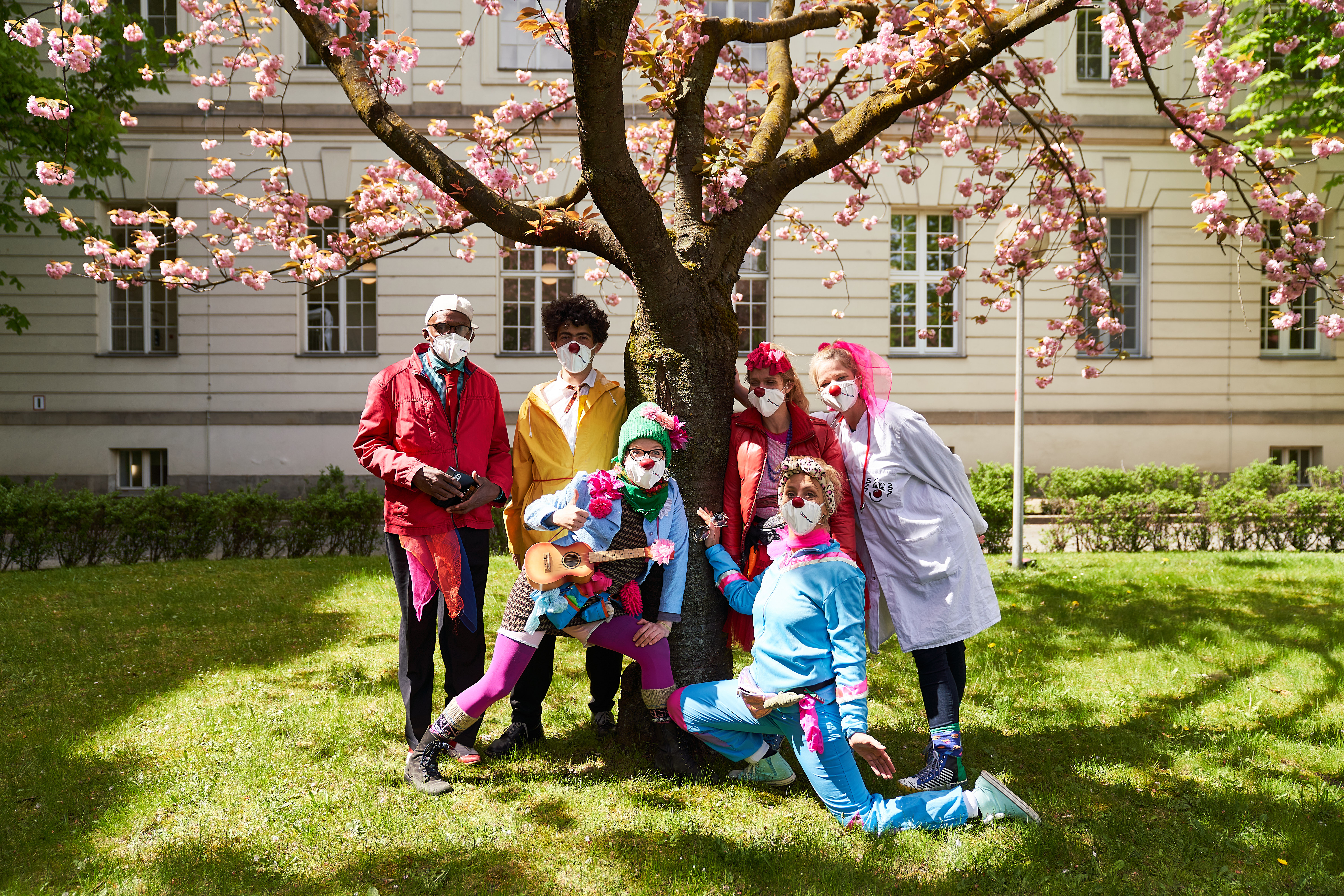 ROTE NASEN Clowns vor dem Deutschen Herzzentrum Berlin