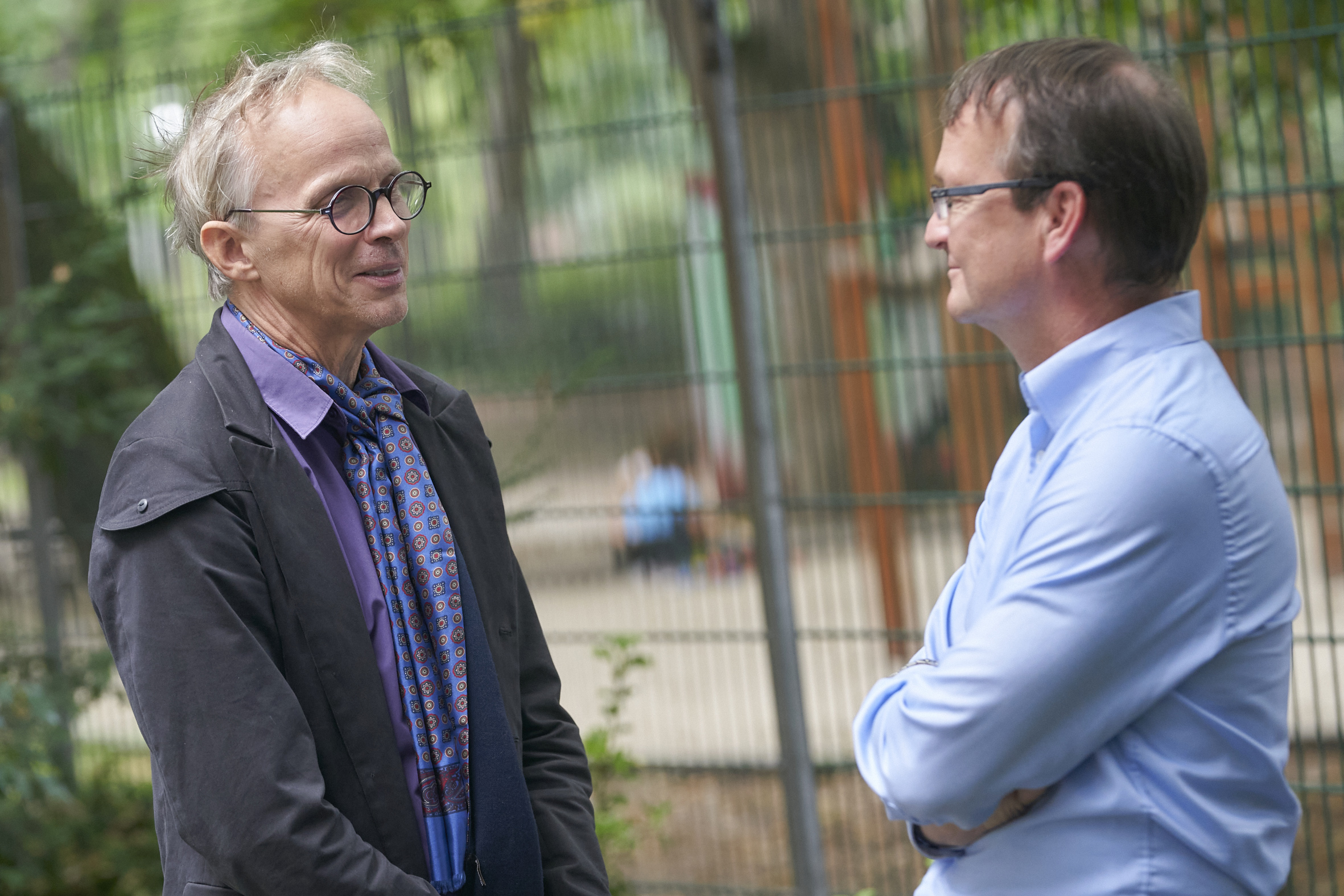 Reinhard Horstkotte, künstlerischer Leiter von ROTE NASEN und Peter Pollakowski, Bahn BKK, im Gespräch bei der Zertifizierung der ersten ROTE NASEN HumorAgenten. 