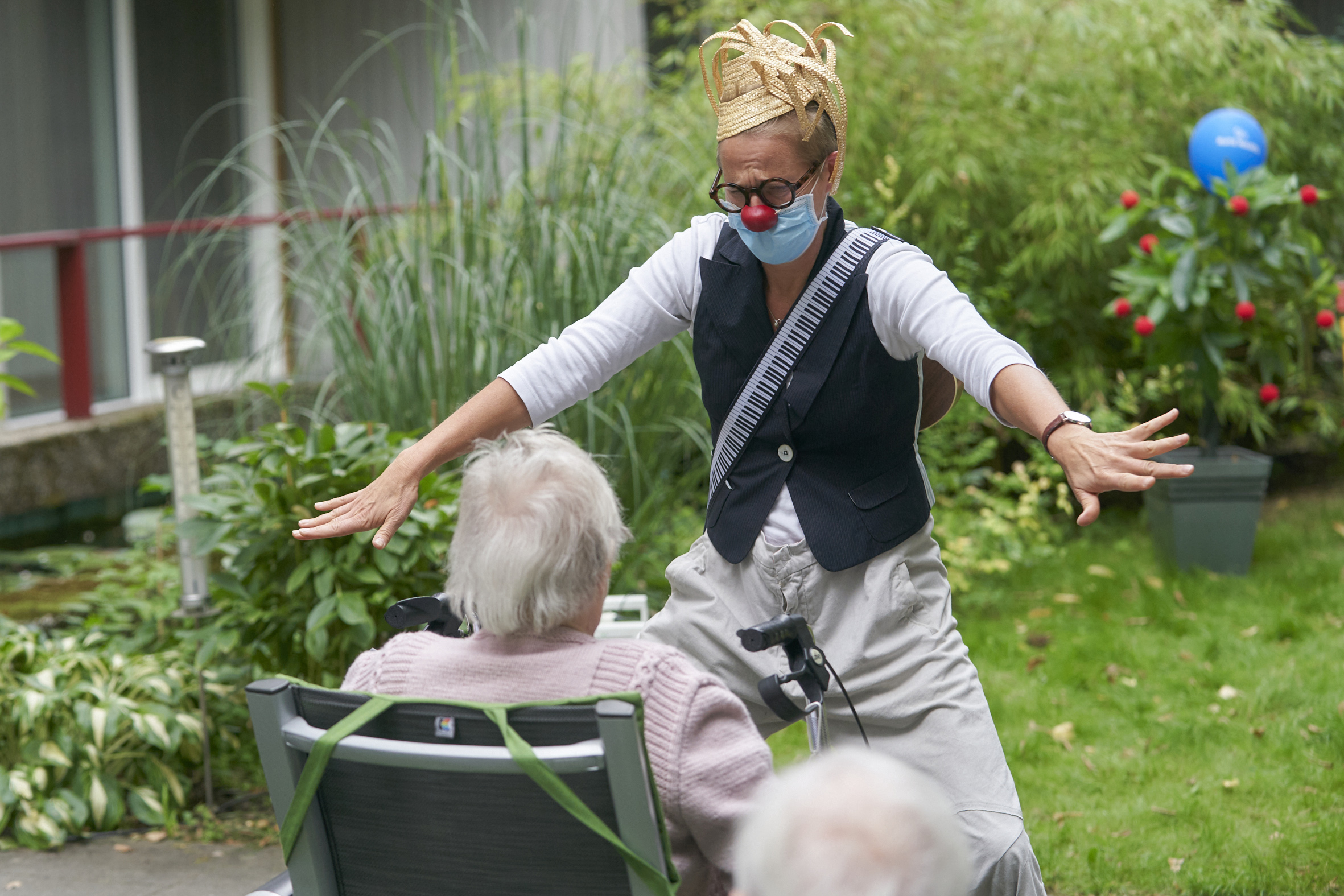 ROTE NASEN Clown Artischocke mit Bewohnerin