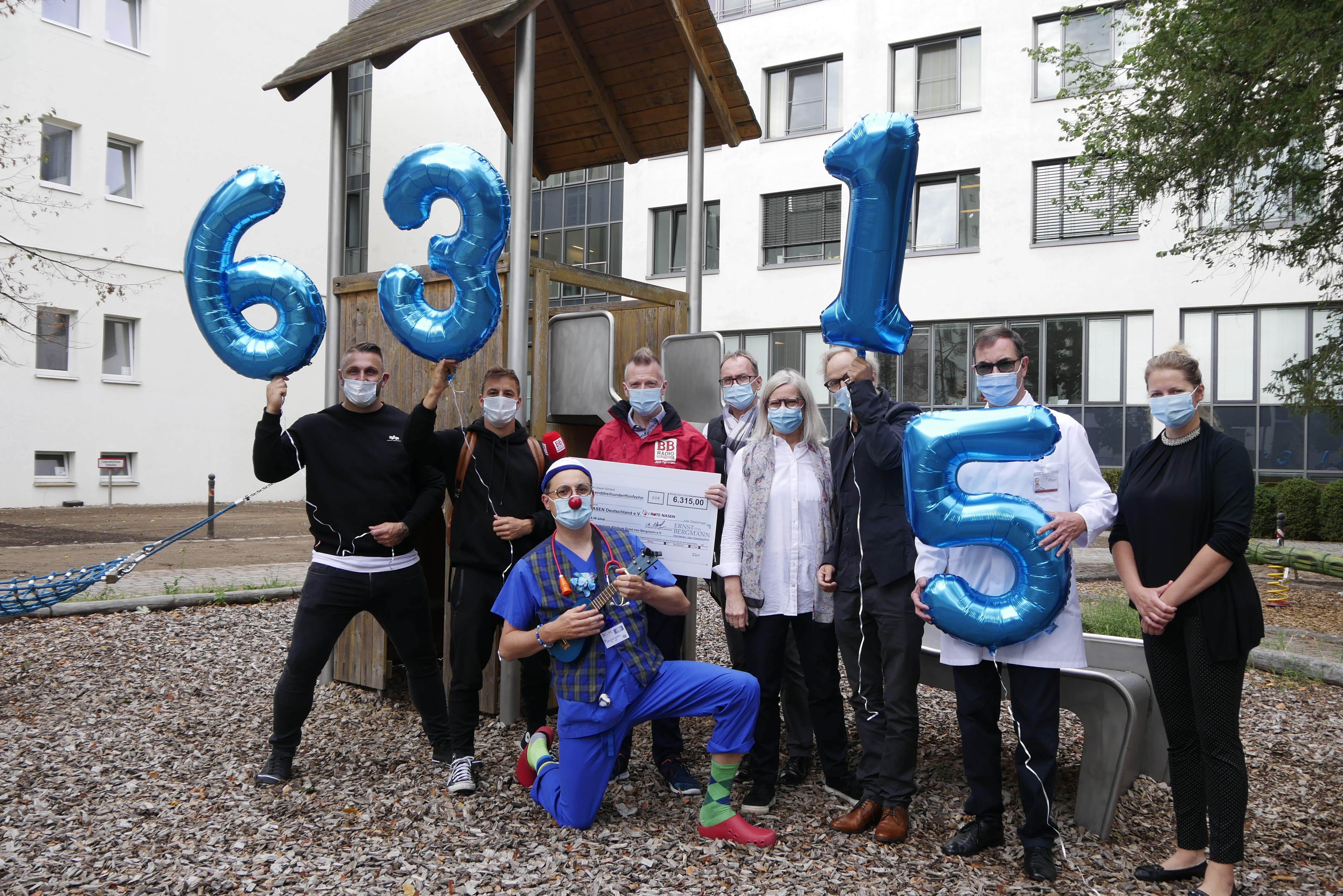 Scheckübergabe für die ROTE NASEN OP-Begleitung vor dem Klinikum Ernst von Bergmann.